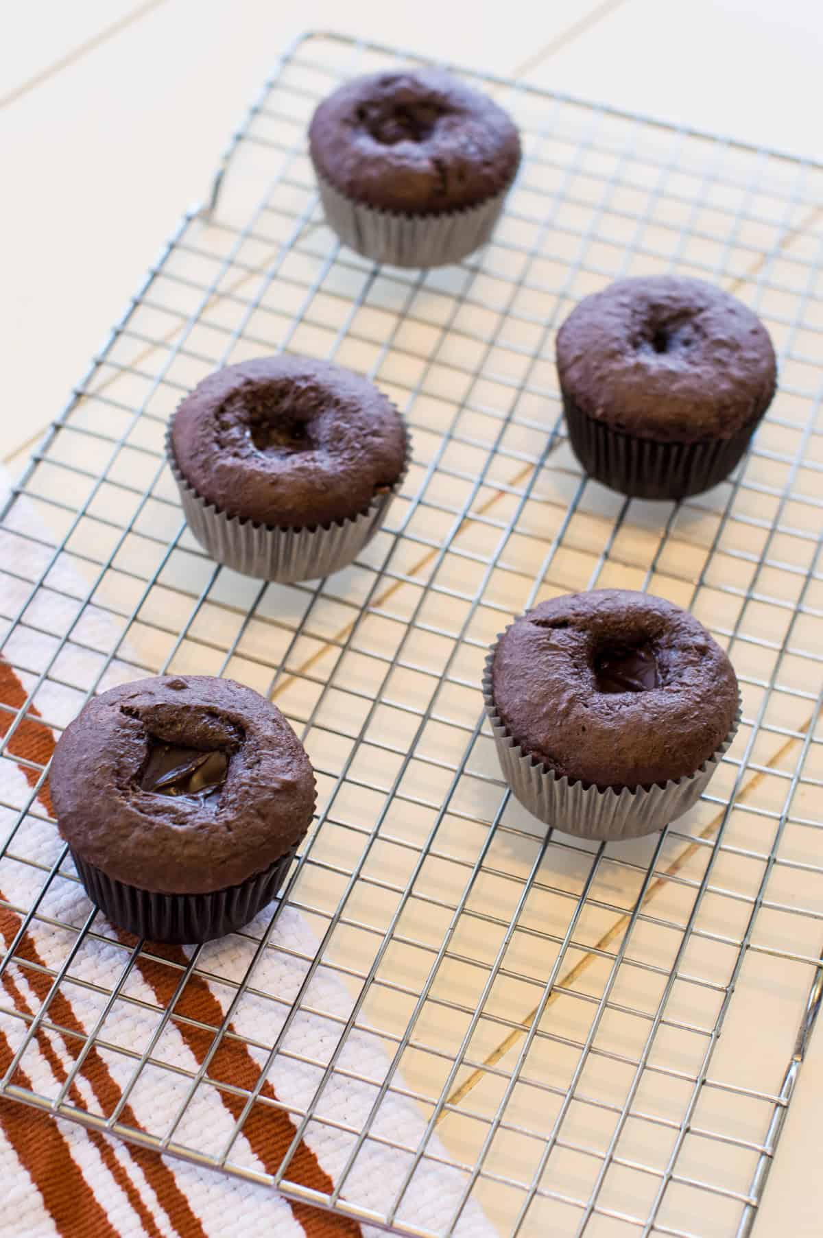 Cupcakes cooling on a wire rack.